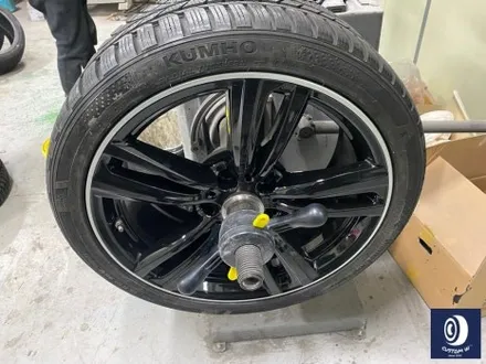 BMW F30 330i 442M 19인치 휠 상처 수리 및 부식 제거 /  약품 박리 ( 페인트 제거) 후, 블랙 + 실버 투톤 휠도색 / 용인 처인구