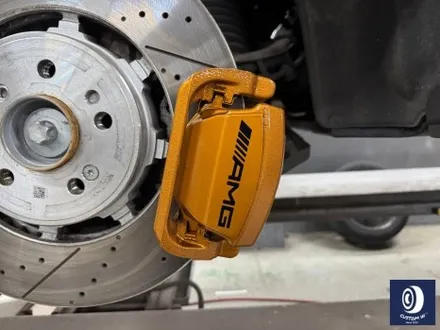 벤츠 GLE53 AMG 브레이크 부식 제거 후, 카본 세라믹 골드 컬러 캘리퍼 도색 / 용인 처인구