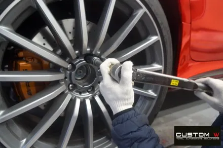 매일 같이 입고 되는  벤츠 GT43 AMG 4 도어 골드 캘리퍼 도색, 하이그로시 블랙 검정 유광 휠도색. / 용인 처인구