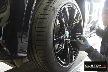 BMW X5 휠 상처 수리 후 블랙유광 휠도색 + 부식 제거 후 M 퍼포먼스 블루 캘리퍼 도색 / 용인 처인구