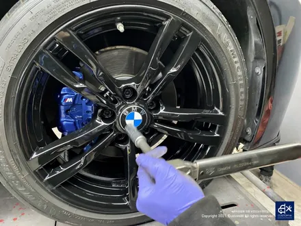 휠, 캘리퍼 모두 새 옷을 입히자! BMW 320i 휠수리 후 블랙유광 휠도색 + 블루 캘리퍼 도색 / 용인 처인구