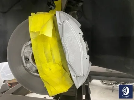 벤츠 W213 E300 18인치 블랙 유광 휠도색 + 지저분한 캘리퍼 부식 및 분진 제거 후, 깔끔하게 레드 컬러 캘리퍼 도색 (feat. 블랙 휠 캡 교환까지_!) / 용인 처인구
