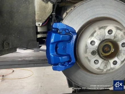 후기글 작성해 주신 고객님의 차량_! BMW G05 X5 45e 휠 상처 수리 후, 블랙 유광 휠도색 그리고 부식 녹 제거 및 방지 블루 캘리퍼 도색 작업까지_! / 용인 처인구