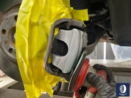 벤츠 GLE450 타 업체 잘못된 수리 도색 이력 / 기존 페인트 제거 (약품 박리) 후, 마차휠 블랙 유광 휠도색 + 레드 캘리퍼 도색 / 용인 처인구
