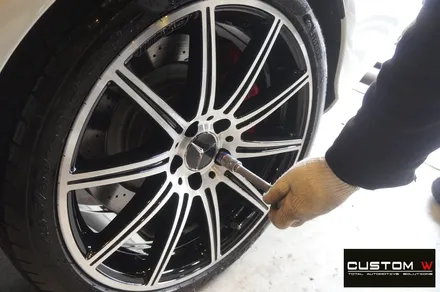 벤츠 E63 AMG 다이아몬드 컷팅 가공을 통해 블랙 투톤 블랙 폴리시 휠 커스터마이징, 레드 캘리퍼 도색 그리고 보닛 도어 판금도색 복원 도색 작업까지.! / 용인 처인구
