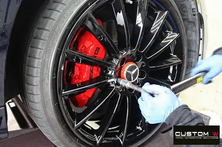 벤츠 CLS400d 휠 상처 수리 후 블랙유광 휠도색 + 레드 캘리퍼 도색 / 용인 처인구