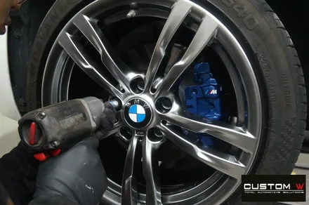 BMW F30 320i 휠 상처 수리 후, 고스트 크롬 휠도색 , 지저분한 캘리퍼 부식 녹 제거 후, 블루 컬러 도색. / 용인 처인구