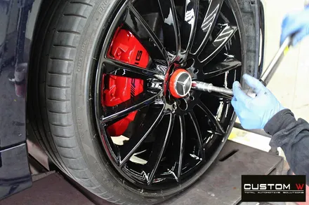 벤츠 CLS400d 휠 상처 수리 후 블랙유광 휠도색 + 레드 캘리퍼 도색 / 용인 처인구