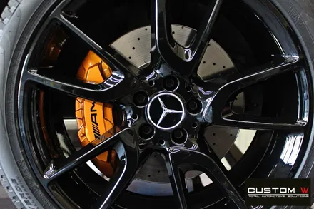 벤츠 GLC43 AMG 휠 상처 수리 후 블랙유광 휠도색 + 카본 세라믹 골드 캘리퍼 도색 / 용인 처인구