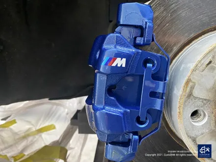 부식 걱정 없이 관리 가능! BMW F30 330i 휠수리 후 블랙유광 휠도색 + 블루 캘리퍼 도색 / 용인 처인구