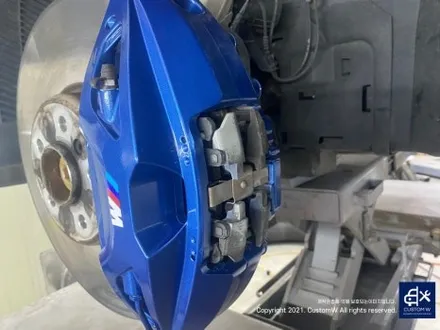 후기글 작성해 주신 고객님의 차량_! BMW G05 X5 45e 휠 상처 수리 후, 블랙 유광 휠도색 그리고 부식 녹 제거 및 방지 블루 캘리퍼 도색 작업까지_! / 용인 처인구
