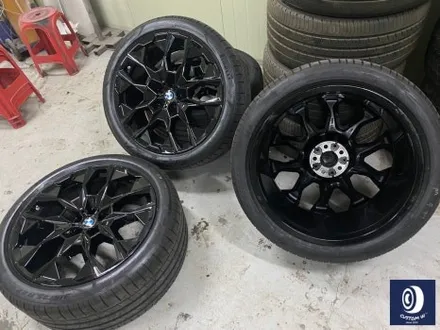 멋지게 사틴 블랙 컬러 랩핑 작업 된 BMW G07 X7 40i 22인치 블랙 유광 휠도색 / 용인 처인구