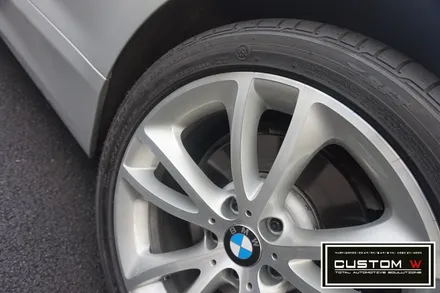 BMW 650i 컨버터블 잘못된 휠수리 이력. 박리후, 다이아몬드 컷팅 휠수리 , 심각한 부식 캘리퍼 녹 제거후, 부식방지 방청 ,코팅 효과 겸비한 캘리퍼 도색 작업 까지.! / 용인 처인구