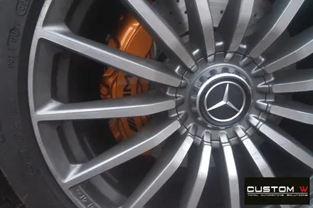 매일 같이 입고 되는  벤츠 GT43 AMG 4 도어 골드 캘리퍼 도색, 하이그로시 블랙 검정 유광 휠도색. / 용인 처인구