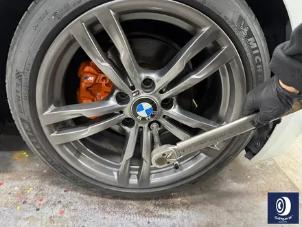 BMW F30 320i 심각한 부식 제거 후, 오렌지(한라봉) 캘리퍼 도색 / 용인 처인구