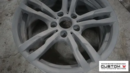 BMW F30 320i 휠수리 후 블랙유광 휠도색, 심각한 부식의 브레이크 캘리퍼 레드 캘리퍼도색. / 용인 처인구