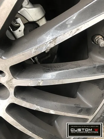 벤츠 CLS 250 상처 심한 휠 다이아몬드 컷팅 휠수리 , 운전석 리어휀더, 범퍼 판금도색 외형복원 작업까지 한번에_! 원스탑 토탈 솔루션 커스텀W / 용인 처인구