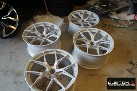 BMW M4 잘 못된 휠 수리 도색이력이 있는 BBS FI-R 단조휠 약품 박리 후, 페라리 골드 컬러 휠도색 재작업. / 용인 처인구