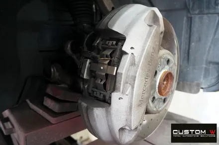 벤츠 E400D 마차휠 잘못된 휠도색으로 인한 박리 작업 후 블랙유광 휠도색 + 골드 캘리퍼 도색 / 용인 처인구