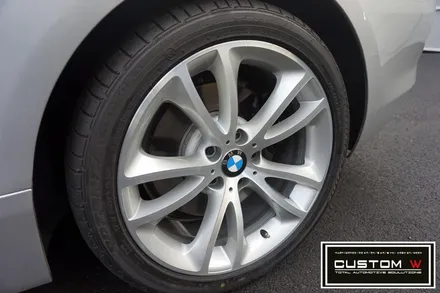 BMW 650i 컨버터블 잘못된 휠수리 이력. 박리후, 다이아몬드 컷팅 휠수리 , 심각한 부식 캘리퍼 녹 제거후, 부식방지 방청 ,코팅 효과 겸비한 캘리퍼 도색 작업 까지.! / 용인 처인구
