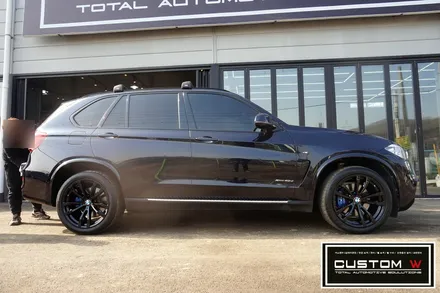 BMW X5 40D 부식이 심한 캘리퍼 부식 녹 제거후, 캘리퍼 도색 / 휠상처 수리후, 블랙유광 휠도색 까지.! 커스텀W / 용인 처인구