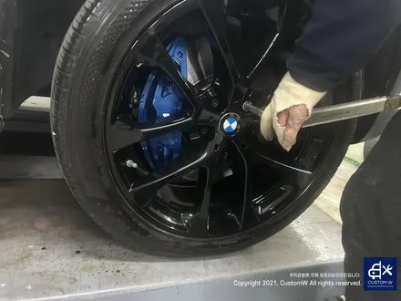 후기글 작성해 주신 고객님의 차량_! BMW G05 X5 45e 휠 상처 수리 후, 블랙 유광 휠도색 그리고 부식 녹 제거 및 방지 블루 캘리퍼 도색 작업까지_! / 용인 처인구