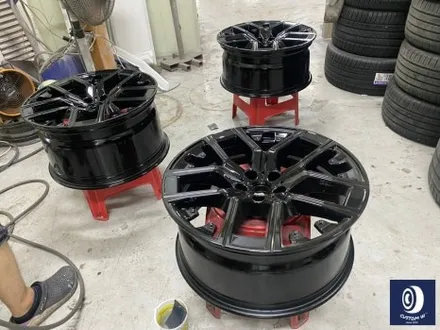 BMW 휠.. 왜 이렇게 만들까... 휠에 장착된 플라스틱 커버는 무슨 의미가 있나? 경량화? 디자인? 신형 740D 신0차 출고 작업 휠 커버 + 휠 블랙 도색 + 캘리퍼  도색 / 용인 처인구