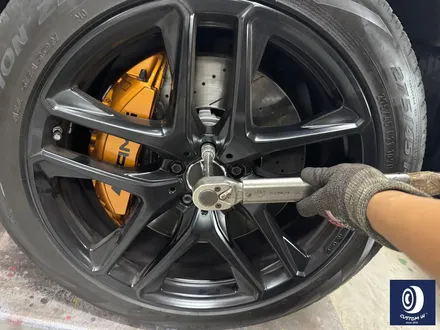 벤츠 GLE53 AMG 브레이크 부식 제거 후, 카본 세라믹 골드 컬러 캘리퍼 도색 / 용인 처인구