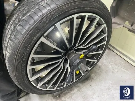 BMW G11 730d 20인치 휠 상처 수리 후, 다이아몬드 커팅 복원 + 브레이크 캘리퍼 부식 / 녹  제거 후, 건메탈 그레이 컬러 도색 / 용인 처인구