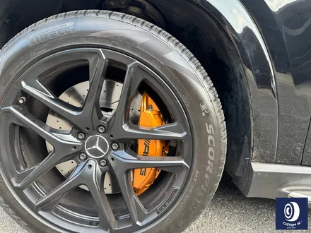 벤츠 GLE53 AMG 브레이크 부식 제거 후, 카본 세라믹 골드 컬러 캘리퍼 도색 / 용인 처인구