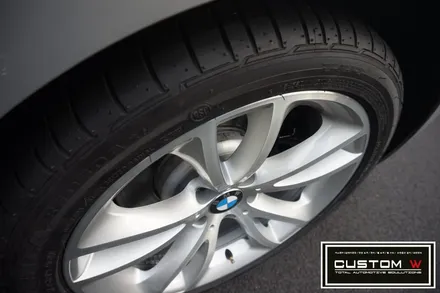 BMW 650i 컨버터블 잘못된 휠수리 이력. 박리후, 다이아몬드 컷팅 휠수리 , 심각한 부식 캘리퍼 녹 제거후, 부식방지 방청 ,코팅 효과 겸비한 캘리퍼 도색 작업 까지.! / 용인 처인구