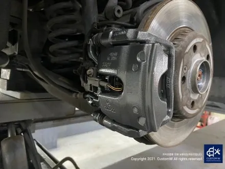 벤츠 E300 AMG LINE 19인치 별휠 상처 수리 후, 다이아몬드 커팅 복원 그리고 건메탈 그레이 캘리퍼 도색 작업까지. / 용인 처인구