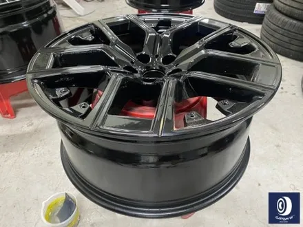 BMW 휠.. 왜 이렇게 만들까... 휠에 장착된 플라스틱 커버는 무슨 의미가 있나? 경량화? 디자인? 신형 740D 신0차 출고 작업 휠 커버 + 휠 블랙 도색 + 캘리퍼  도색 / 용인 처인구