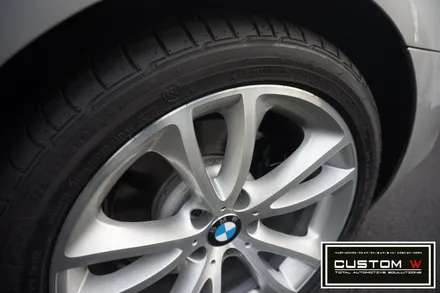 BMW 650i 컨버터블 잘못된 휠수리 이력. 박리후, 다이아몬드 컷팅 휠수리 , 심각한 부식 캘리퍼 녹 제거후, 부식방지 방청 ,코팅 효과 겸비한 캘리퍼 도색 작업 까지.! / 용인 처인구