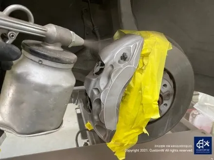 아우디 A7 50TDI 20인치 휠 상처 수리 후, 다이아몬드 커팅 가공을 이용한 블랙 폴리시 휠 커스텀 도색 작업 그리고 레드 캘리퍼 도색 작업까지_! / 용인 처인구