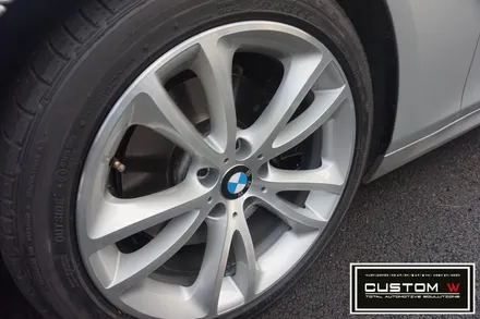 BMW 650i 컨버터블 잘못된 휠수리 이력. 박리후, 다이아몬드 컷팅 휠수리 , 심각한 부식 캘리퍼 녹 제거후, 부식방지 방청 ,코팅 효과 겸비한 캘리퍼 도색 작업 까지.! / 용인 처인구