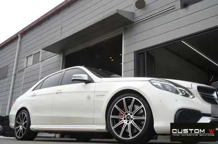 벤츠 E63 AMG 다이아몬드 컷팅 가공을 통해 블랙 투톤 블랙 폴리시 휠 커스터마이징, 레드 캘리퍼 도색 그리고 보닛 도어 판금도색 복원 도색 작업까지.! / 용인 처인구