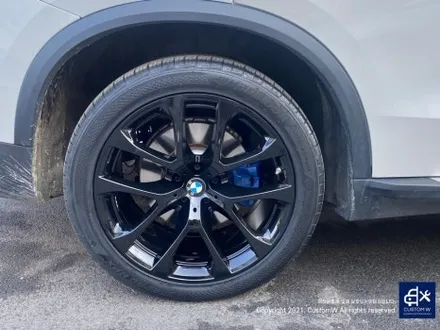 후기글 작성해 주신 고객님의 차량_! BMW G05 X5 45e 휠 상처 수리 후, 블랙 유광 휠도색 그리고 부식 녹 제거 및 방지 블루 캘리퍼 도색 작업까지_! / 용인 처인구