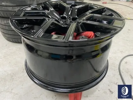 BMW 휠.. 왜 이렇게 만들까... 휠에 장착된 플라스틱 커버는 무슨 의미가 있나? 경량화? 디자인? 신형 740D 신0차 출고 작업 휠 커버 + 휠 블랙 도색 + 캘리퍼  도색 / 용인 처인구