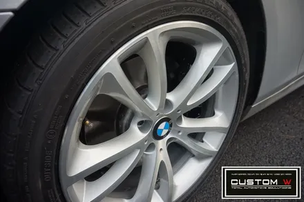 BMW 650i 컨버터블 잘못된 휠수리 이력. 박리후, 다이아몬드 컷팅 휠수리 , 심각한 부식 캘리퍼 녹 제거후, 부식방지 방청 ,코팅 효과 겸비한 캘리퍼 도색 작업 까지.! / 용인 처인구