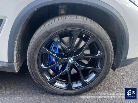 후기글 작성해 주신 고객님의 차량_! BMW G05 X5 45e 휠 상처 수리 후, 블랙 유광 휠도색 그리고 부식 녹 제거 및 방지 블루 캘리퍼 도색 작업까지_! / 용인 처인구