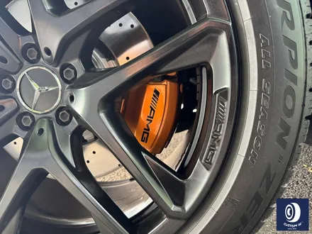 벤츠 GLE53 AMG 브레이크 부식 제거 후, 카본 세라믹 골드 컬러 캘리퍼 도색 / 용인 처인구