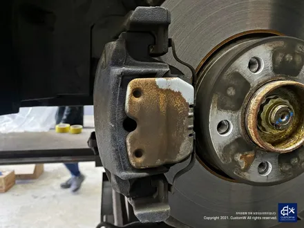 이런 상태의 캘리퍼도 살려냅니다! BMW F15 X5 30d 휠수리 후 블랙유광 휠도색 + 블루 캘리퍼 도색 및 허브 방청 / 용인 처인구