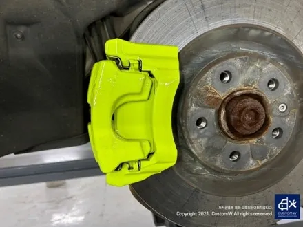 제발 이렇게 좀 작업하지 마세요... 아우디 이트론 휠 수리 도색 불량 기존 도막 제거 약품 박리 후, 블랙 유광 휠도색 그리고 애시드 그린 형광 캘리퍼 도색까지. / 용인 처인구