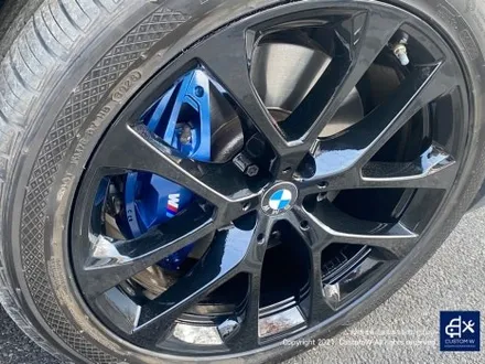후기글 작성해 주신 고객님의 차량_! BMW G05 X5 45e 휠 상처 수리 후, 블랙 유광 휠도색 그리고 부식 녹 제거 및 방지 블루 캘리퍼 도색 작업까지_! / 용인 처인구