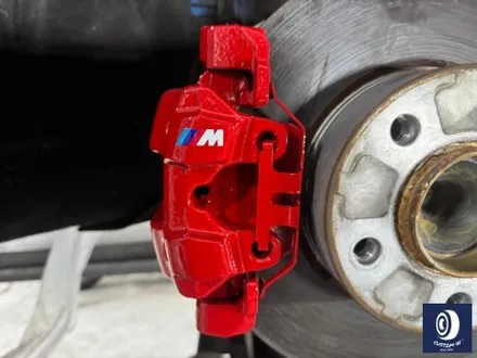 BMW F30 330i 400M 18인치 휠 상처 수리 후, 블랙 유광 휠도색 + 부식 제거 후 레드 캘리퍼 도색 (블루 컬러 바디에는 역시 블랙 휠 레드 캘리퍼) / 용인 처인구