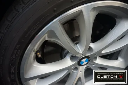 BMW 650i 컨버터블 잘못된 휠수리 이력. 박리후, 다이아몬드 컷팅 휠수리 , 심각한 부식 캘리퍼 녹 제거후, 부식방지 방청 ,코팅 효과 겸비한 캘리퍼 도색 작업 까지.! / 용인 처인구