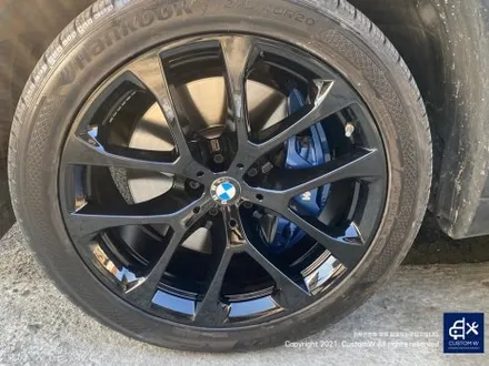 후기글 작성해 주신 고객님의 차량_! BMW G05 X5 45e 휠 상처 수리 후, 블랙 유광 휠도색 그리고 부식 녹 제거 및 방지 블루 캘리퍼 도색 작업까지_! / 용인 처인구