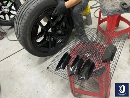 BMW 휠.. 왜 이렇게 만들까... 휠에 장착된 플라스틱 커버는 무슨 의미가 있나? 경량화? 디자인? 신형 740D 신0차 출고 작업 휠 커버 + 휠 블랙 도색 + 캘리퍼  도색 / 용인 처인구