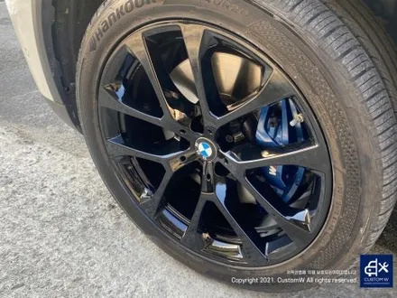 후기글 작성해 주신 고객님의 차량_! BMW G05 X5 45e 휠 상처 수리 후, 블랙 유광 휠도색 그리고 부식 녹 제거 및 방지 블루 캘리퍼 도색 작업까지_! / 용인 처인구